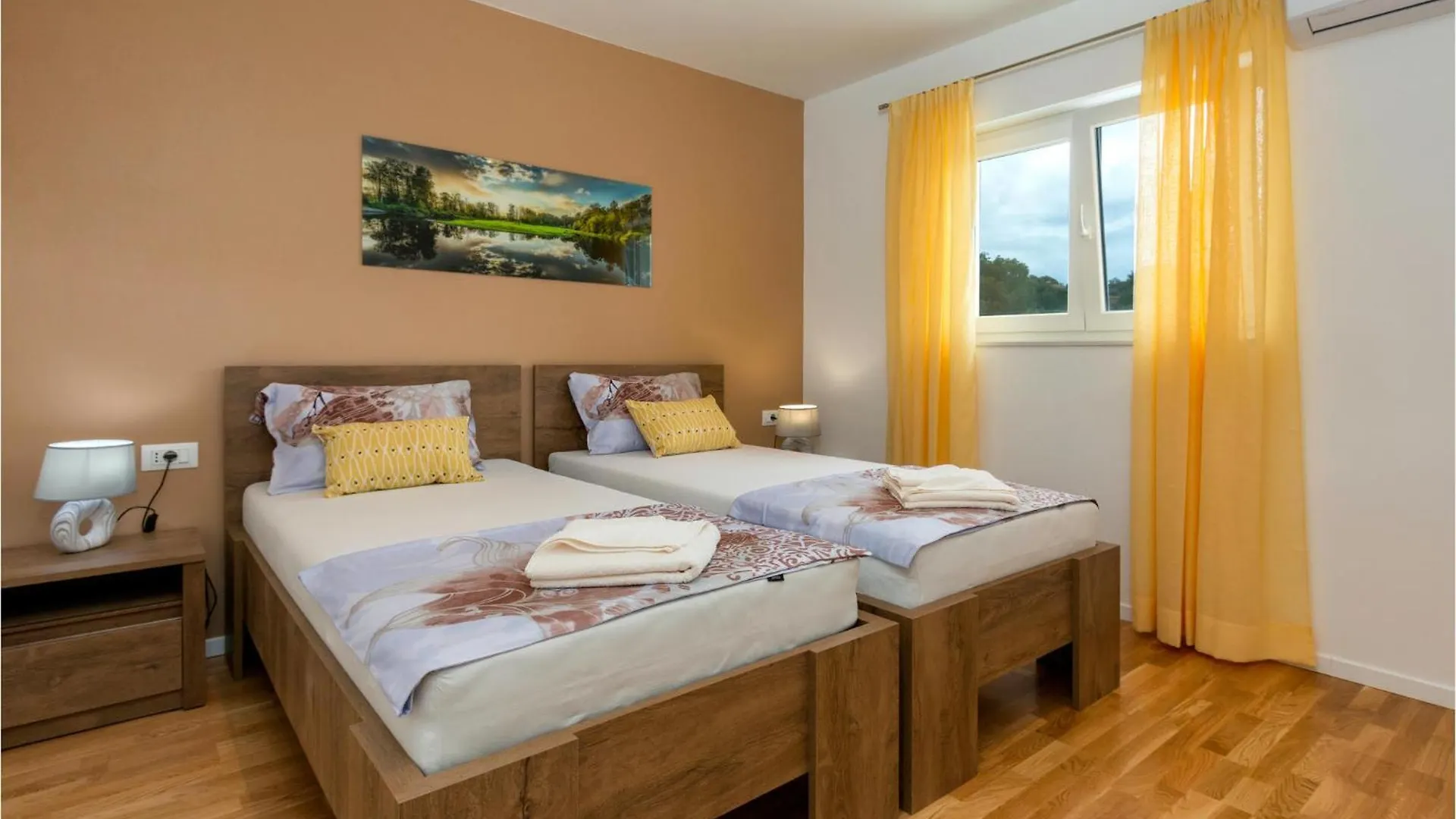 度假居 4 Bedroom Stunning Home In 普拉 克罗地亚